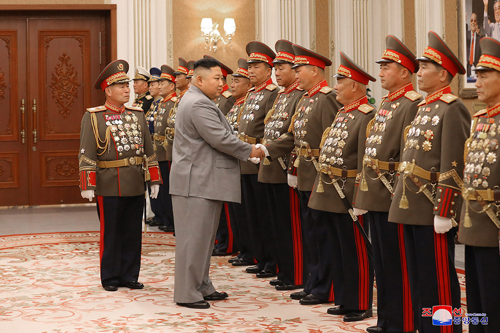رئيس كوريا الشمالية يصافح القادة العسكريين.