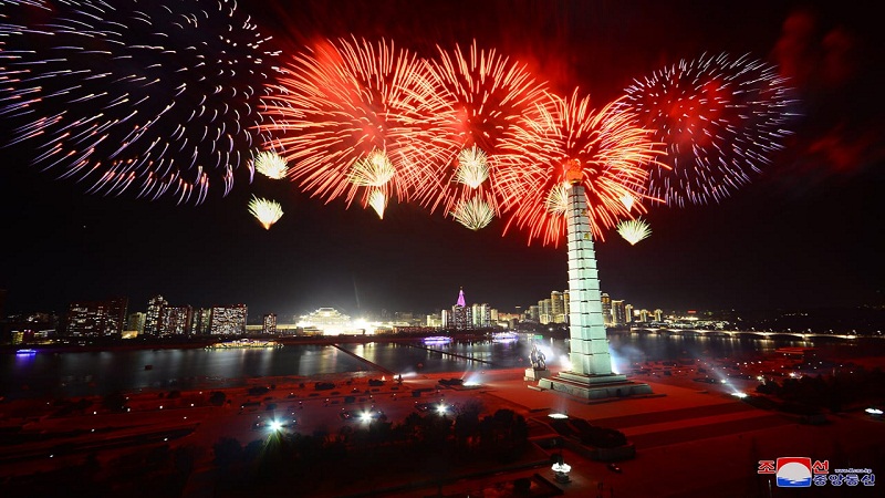 أطلقت الشهب النارية وطارت البالونات إلى السماء، بحيث جاشت الساحة بالتأثر والابتهاج.