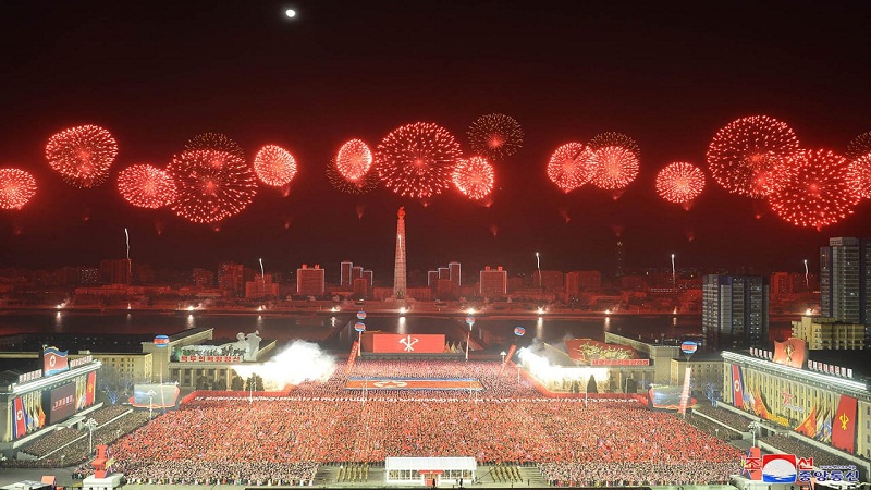 ثم أقيم حفل رفع العلم الوطني لجمهورية كوريا الديمقراطية الشعبية بمهابة.