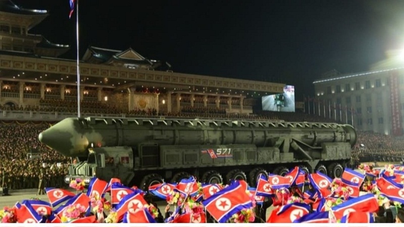 في النهاية مر بالساحة طابور الطلبة في مدرسة مانكيونغداى الثورية وسط تردد ألحان الأنشودة الخالدة للوطن الاشتراكي .