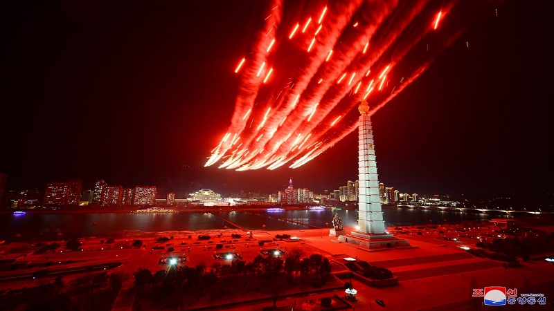 قدم أعضاء رابطة الناشئين باقات من الزهر العطر إلى القائد المحترم.