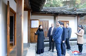 البعثة الدبلوماسية السورية في كوريا يزورون قاعة زونسونغ للآثار التاريخية 