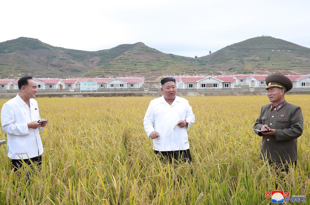 القائد الأعلى كيم جونغ وون يتفقد ازالة اضرار الفيضانات في قضاء كيمهوا
