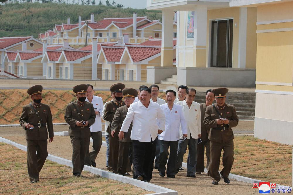 زيارة القائد الأعلى كيم جونغ وون لقرية كانغبوك في قضاء كومتشون بمحافظة هوانغهاي الشمالية