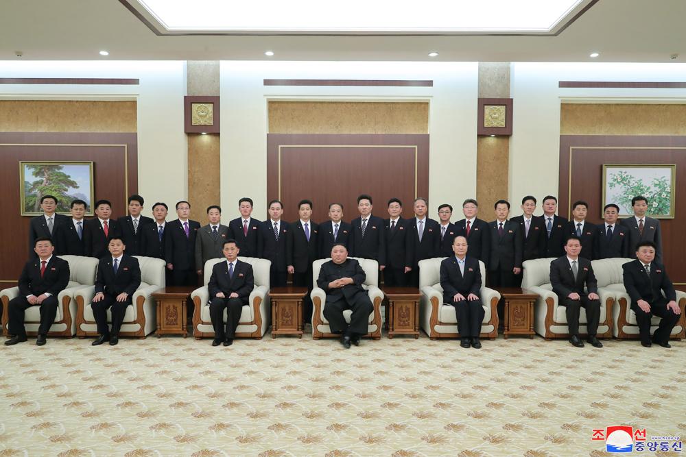 صورة تذكارية  للقائد الأعلى كيم جونغ وون مع أعضاء 