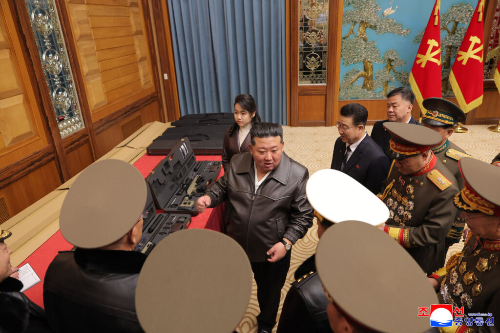 الرفيق المحترم كيم جونغ أون يُقدّم  هدايا لكبار الكوادر القيادية