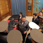 الرفيق المحترم كيم جونغ أون يُقدّم  هدايا لكبار الكوادر القيادية