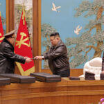 الرفيق المحترم كيم جونغ أون يلتقط صورة  لقاء مع ضباط وجنود العرض العسكري