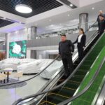 الرفيق المحترم كيم جونغ وون يزور متحف المآثر القتالية التذكاري